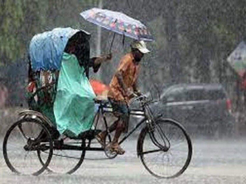 Bengal Rain Forecast: কলকাতা, হাওড়া, পূর্ব মেদিনীপুর, উত্তর ও দক্ষিণ ২৪ পরগনা জেলার কিছু অংশে বজ্রবিদ্যুৎ-সহ হালকা, মাঝারি বৃষ্টি হয়েছিল। সঙ্গে ৩০ থেকে ৫০ কিলোমিটার গতিবেগে দমকা ঝোড়ো হাওয়াও বয়েছিল। 