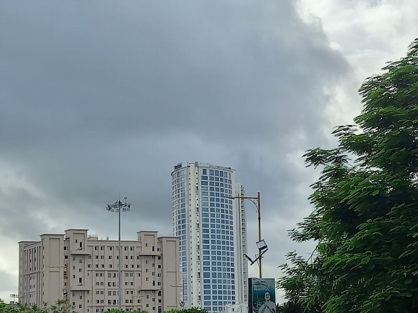 Bengal Rain Forecast: কলকাতায় আজ সকালে সর্বনিম্ন তাপমাত্রা ২৫.৮ ডিগ্রি সেলসিয়াস। স্বাভাবিক তাপমাত্রার থেকে ১ ডিগ্রি সেলসিয়াস তাপমাত্রা বেশি। গতকাল বিকেলে সর্বোচ্চ তাপমাত্রা ছিল ৩২.৭ ডিগ্রি সেলসিয়াস। যা স্বাভাবিকের তুলনায় ২ ডিগ্রি সেলসিয়াস কম। 