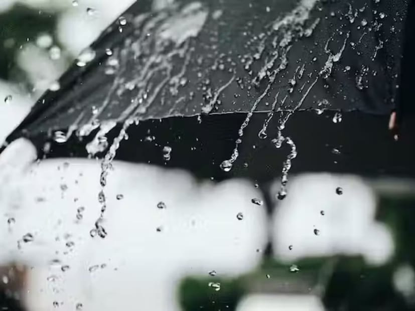 বাংলা জুড়ে বারবার বদলে যাচ্ছে আবহাওয়ার খেলা। কখনও নাগাড়ে ঝড়-বৃষ্টিতে ঝপাঝপ করে নামছে তাপমাত্রা। কখনও আবার সাগর থেকে আসা জলীয় বাষ্পের প্রভাবে বাড়ছে তাপমাত্রা। 