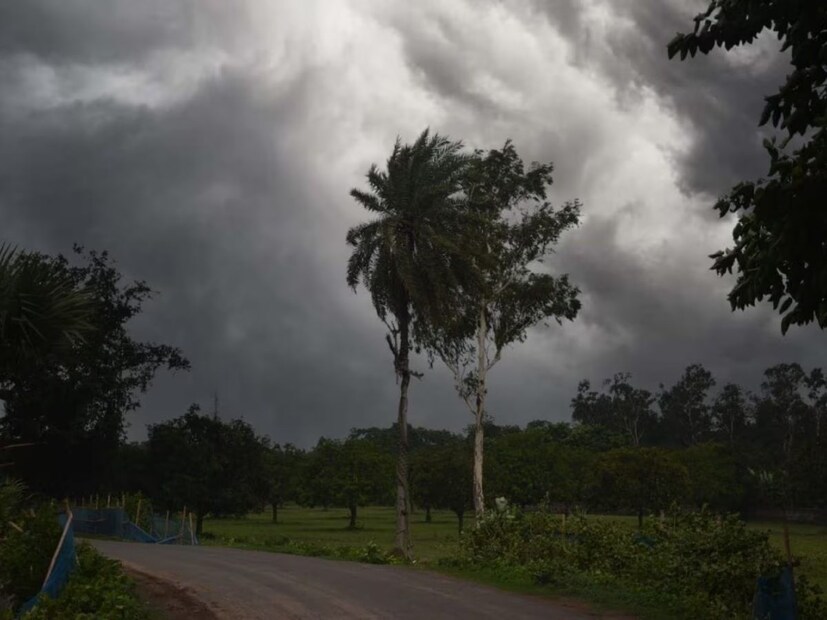 IMD Weather Alert: একটি ঘূর্ণাবর্তের কারণে আগামী ২০ মার্চ পর্যন্ত গাঙ্গেয় পশ্চিমবঙ্গ, ঝাড়খণ্ড, ওড়িশা, বিদর্ভ, ছত্তিশগড় এবং পূর্ব মধ্যপ্রদেশে মোটামুটি বিস্তৃত বৃষ্টিপাতের সম্ভাবনা রয়েছে।