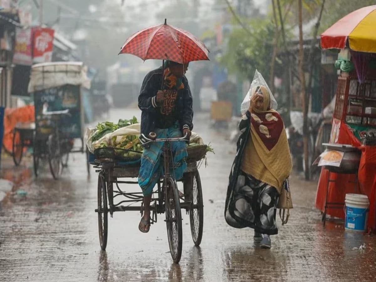 IMD Bengal Rain Alert: আগামিকাল ঝড়বৃষ্টির পূর্বাভাস। উত্তর ও দক্ষিণ দুই বঙ্গেই ঝড়বৃষ্টির সম্ভাবনা। ঝড়বৃষ্টি হলেও রাজ্যে গরম আরও বাড়বে। উত্তরবঙ্গের পার্বত্য এলাকা ও সংলগ্ন জেলায় বেশি বৃষ্টির পূর্বাভাস। 