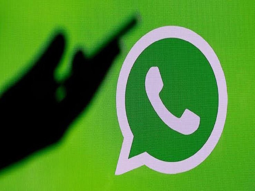 iOS ব্যবহারকারীদের জন্য WhatsApp-এর সবুজ রঙের প্রভাব:প্রাথমিক ভাবে এই রূপান্তর iOS ব্যবহারকারীদের উপর প্রভাব ফেলেছে। সমস্ত iOS ডিভাইসে WhatsApp-এর গ্রিন ব্যান্ড সংক্রান্ত এই আপডেট এসেছে। এর পাশাপাশি iOS ব্যবহারকারীরা অ্যাপের মধ্যে আইকন এবং বাটনের চেহারাতেও পরিবর্তন দেখতে পাবেন। বাটন স্পেসিং অপ্টিমাইজ করে এবং নির্দিষ্ট কিছু উপাদান রিডিজাইন করার মাধ্যমে অ্যাক্সেসযোগ্যতা বাড়ানোই এই পরিবর্তনের লক্ষ্য।