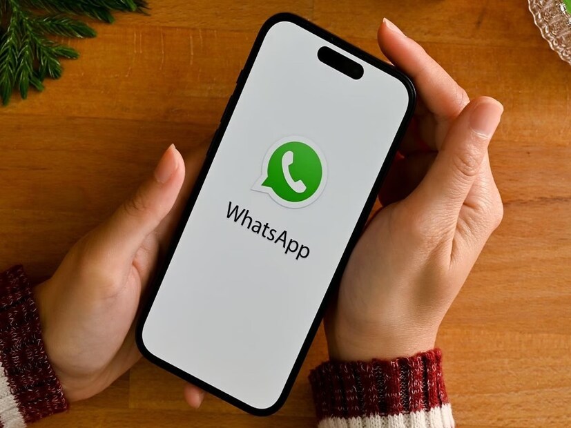 WABetaInfo-এর একটি রিপোর্ট বলা হয়েছে যে, হোয়াটসঅ্যাপ শীঘ্রই ব্যবহারকারীদের অন্যান্য প্ল্যাটফর্মেও মেসেজ পাঠানোর অপশন দেবে। উদাহরণস্বরূপ, ব্যবহারকারীরা এখন WhatsApp ব্যবহার করে টেলিগ্রাম এবং সিগন্যালের মতো অ্যাপগুলিতে মেসেজ পাঠাতে সক্ষম হবেন। তবে ফিচারের অংশ হিসাবে যে অ্যাপগুলিকে সাপোর্ট করা হবে সেগুলি এখনও অফিসিয়াল করা হয়নি এবং তাই এই তথ্যটি আপাতত জল্পনার স্তরেই রয়েছে।
