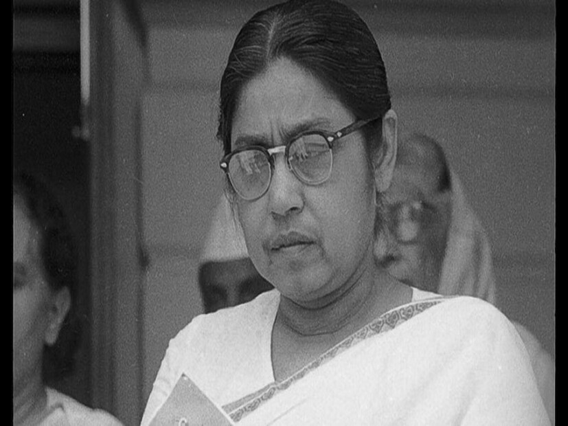 যখন কংগ্রেস ভাগ হয়, তখন তিনি মোরারজি দেশাইয়ের নেতৃত্বে সংগঠন কংগ্রেসে যোগদান করেন এবং সংগঠন কংগ্রেসের প্রার্থী হিসাবে ১৯৭১ সালে ফৈজাবাদ লোকসভা নির্বাচনে পরাস্ত হন। ১৯৭১ সালেই তিনি রাজনীতি থেকে অবসর নেন এবং জীবনের শেষদিন পর্যন্ত নির্জনে কাটিয়েছন।