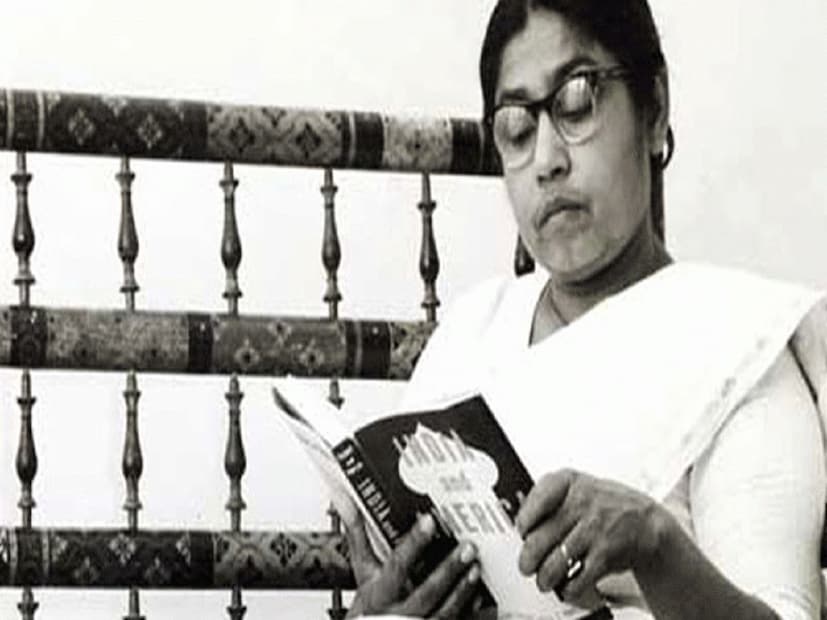 অর্থাৎ বুঝতেই পারছেন, মহিলা মুখ্যমন্ত্রীদের মধ্যে সকলের মধ্যে প্রথম মুখ্যমন্ত্রী হন সুচেতা কৃপালিনী। তিনি ছিলেন একজন ভারতীয় স্বাধীনতা সংগ্রামী ও রাজনৈতিক ব্যক্তিত্ব। 
