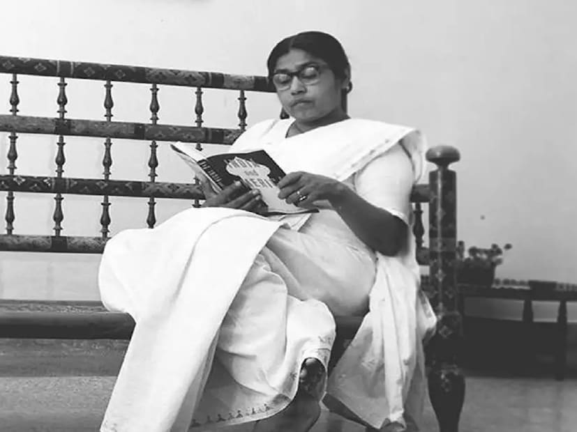 তবে তিনি দিল্লির সেন্ট স্টিফেন কলেজ পড়াশোনা করে ১৯৩১ খ্রিস্টাব্দে দিল্লি বিশ্ববিদ্যালয় থেকে ইতিহাসে প্রথম শ্রেণীতে প্রথম হয়ে এম.এ পাশ করেন। তাঁর ছাত্রাবস্থায় দেশের স্বাধীনতা অর্জনের জন্য সে সময় জাতীয়তাবাদী ভাবনায় দেশবাসী উদ্বুদ্ধ হচ্ছেন। তিনিও কেবল দৃঢচেতা মানসিক শক্তি নিয়ে জন্মান নি, তার মধ্যে অনুকরণীয় নেতৃত্বের গুণাবলীর প্রকট ছিল। 