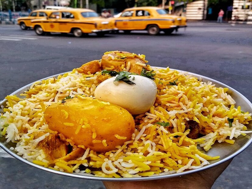 ওয়াজেদ আলি শাহ-র হাত ধরে কলকাতায় প্রথম বিরিয়ানির প্রবেশ আর একেবারেই ভিনদেশী এই পদটাকে মন-প্রাণ দিয়ে ভালবেসে ফেলল আপামর বাঙালি! লম্বা-লম্বা চালের ভাত, তুলতুলে মাংস আর নধর একখানা আলু… উফফ একেই কি কয় স্বর্গসুখ! বিরিয়ানির অন্যতম আকর্ষণ কিন্তু ওই নধর আলুখানাই! তবে, বিরিয়ানিতে আলু কিন্তু দেখা যায় শুধু বাংলায়! বাংলার বাইরে অন্য কোনও রাজ্যেই বিরিয়ানিতে আলু দেওয়া হয় না! জানেন কি, কেন কলকাতার বিরিয়ানিতে আলু থাকে?