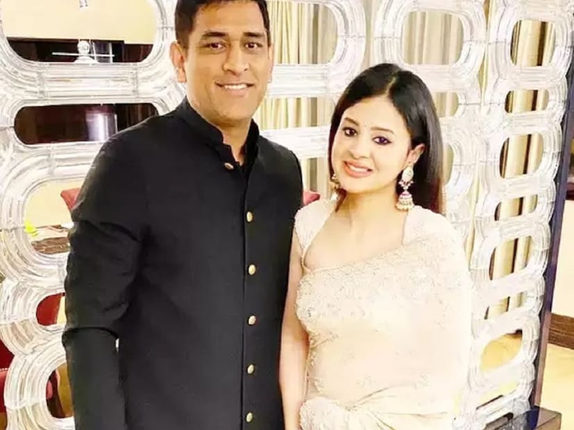 এই তো গেল অমর প্রেমের কাহিনি, একে অপরের মধ্যে নিজের অস্তিত্ব খুঁজে পাওয়া পরস্পরের মধ্যে বিলীন হওয়া ৷ এক অদৃশ্য টান অনুভব করা এরই নাম প্রেম ৷ তেমনই এক প্রেমকাহিনি রয়েছে মহেন্দ্র সিং ধোনি ও সাক্ষীর মধ্যে।