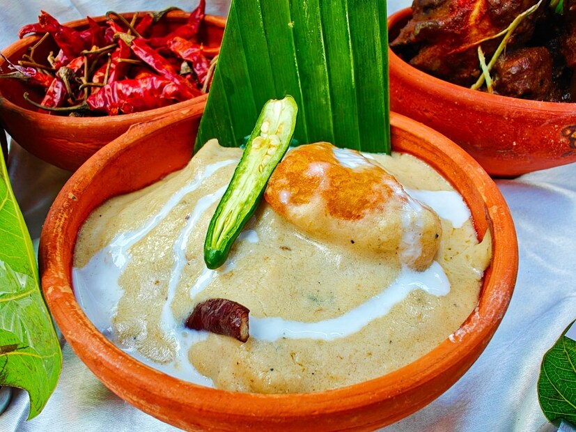 মূলত ঐতিহ্যবাহী পরম্পরা আর উদ্ভাবনের মিশেলে সাজানো হয়েছে উৎসবের এই বিশেষ মেন্যু। সামুদ্রিক খাবার থেকে শুরু করে মাংস, আবার আমিষ থেকে শুরু করে নিরামিষ খাবার - পেট-মন দুইই ভরাবে। আর শেষ পাতে মিষ্টি না হলে কি চলে! ফলে থাকছে বিশেষ মিষ্টির প্ল্যাটারও। 