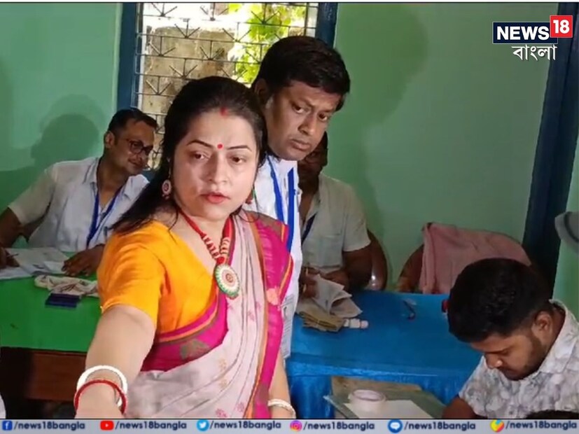 বালুরঘাটে নিজের বুথে সস্ত্রীক ভোট দিয়ে এই ঘটনার সম্মুখীন হন সুকান্ত মজুমদার। তাঁর অভিযোগ, বুথের ভিতর ঢুকে দখলের চেষ্টা করছিল তৃণমূলের কর্মীরা। পুলিশের সামনেই হয় এই বুথ দখল। 