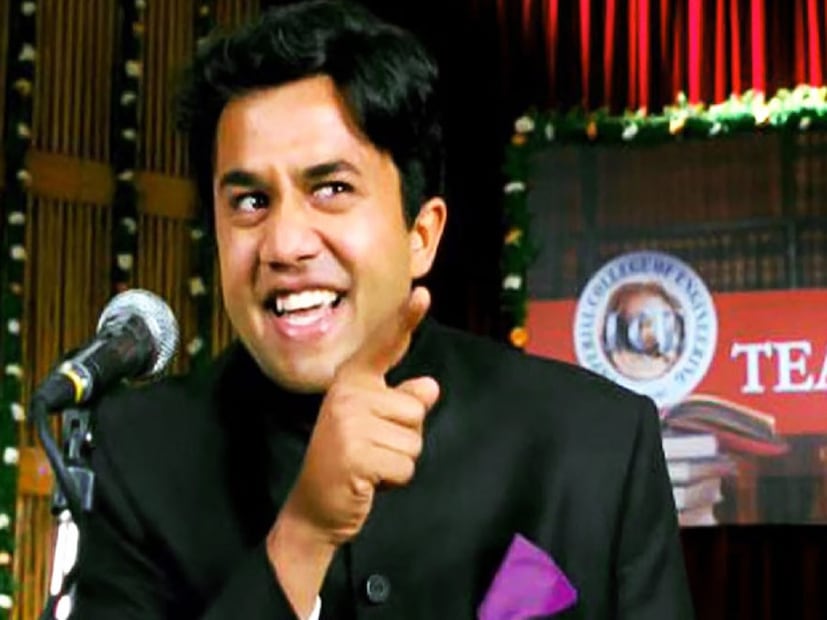 চতুরের ভূমিকায় ছবিতে অভিনয় করেছিলেন ওমি বৈদ্য। কলেজের অনুষ্ঠানে মঞ্চে চতুরের ভাষণ আজও দর্শকের মনে পড়লেই, তাঁরা হেসে ওঠেন। এহেন চতুর এখন কেমন আছেন? অর্থাৎ কেমন আছেন ওমি? 