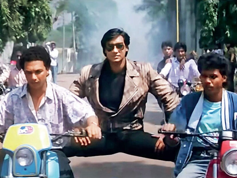 সেই ছবি মুক্তির পর তাঁর ভাগ্য বদলে যায়। একের পর এক সুপারহিট ছবি রয়েছে অজয়ের ঝুলিতে। দিলওয়ালে, দিলজ্বলে, ইশক, পেয়ার তো হোনা হি থা, জখম, ভগত সিং, সিংঘম, গোলমাল, দৃশ্যম, শয়তান, ভোলা-র মতো ছবি রয়েছে অজয়ের। 