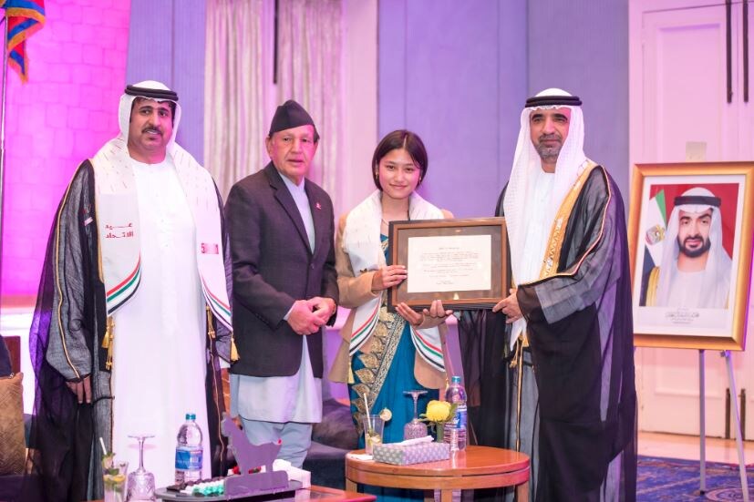 প্রাকৃতি মাল্লা নামে এক নেপালি স্কুলছাত্রীর হাতের লেখাই বিশ্বের সবথেকে সুন্দর হাতের লেখার তকমা জিতে নিয়েছেন।
