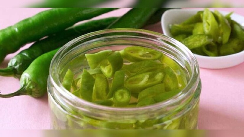 রোজ রাতে এক গ্লাস জলে চার থেকে পাঁচটা গোটা কাঁচা লঙ্কা বোটা সমেত ভাল করে ধুয়ে নিয়ে ভিজিয়ে রাখুন। সকালে খালি পেটে এই জল খান। সব রোগ দূর হবে! যারা ঝাল খেতে পারেন তারা লঙ্কাগুলোকে মাঝখান থেকে চিরে নিয়েও ভিজিয়ে রাখতে পারেন! হাতে নাতে ফল পাবেন! photo source collected 