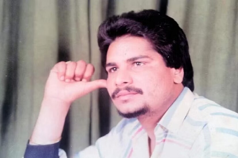 কিন্তু কে এই অমর সিং চমকিলা? ১৯৬০ সালের ২১ জুলাই জন্ম এই পঞ্জাবি গায়কের। ধন্নি রাম হিসেবে জন্মগ্রহণ করেছিলেন তিনি। ভারতের পঞ্জাবের লুধিয়ানার নিকটবর্তী দুগরি গ্রামে জন্মগ্রহণ করা এই গায়ক ‘পঞ্জাবের এলভিস’ নামে প্রসিদ্ধ ছিলেন। শৈশব থেকেই গানের প্রতি টান ছিল করতার কৌর এবং হরি সিং সান্ডিলার কনিষ্ঠ সন্তান অমর সিং চমকিলার। যদিও প্রথম দিকে ইলেকট্রিশিয়ান হওয়ার ইচ্ছা ছিল তাঁর। তবে কাপড়ের কারখানায় কাজ নিয়ে মোজা তৈরি করতেন তিনি। কিন্তু গানের প্রতি গভীর অনুরাগ থেকেই তিনি মঞ্চে গান গাইতে শুরু করেন। ধীরে ধীরে আঞ্চলিক সঙ্গীত জগতে জনপ্রিয়তা লাভ করতে থাকেন। Photo: Social Media