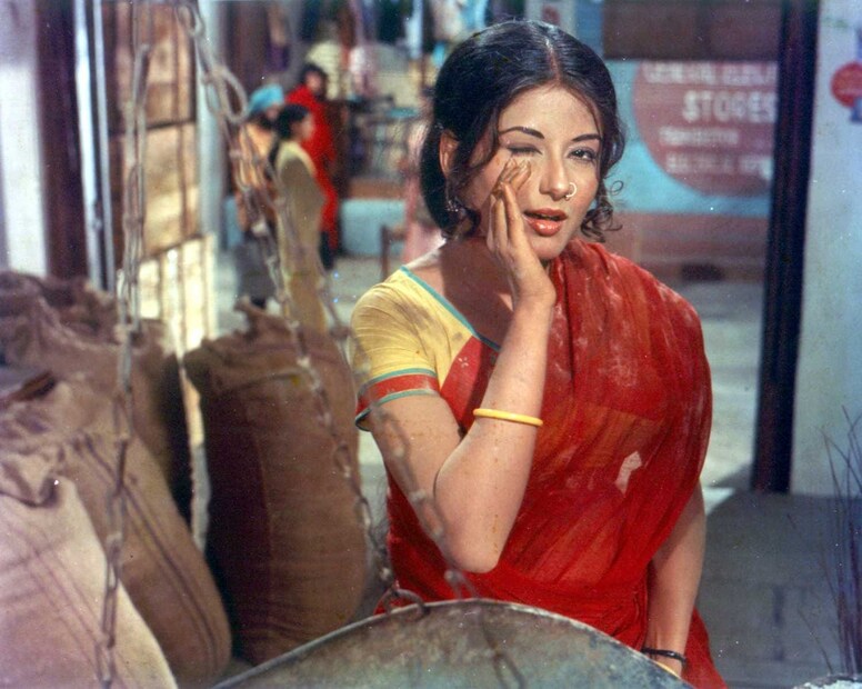 মৌসুমী মাত্র ১৫ বছর বয়সে বিয়ে করেছিলেন এবং ১৮ বছর বয়সে তাঁর প্রথম সন্তানের জন্ম হয়। এর পরই তিনি চলচ্চিত্র জগতে পা রাখেন। তিনি দেবানন্দের বড় ভক্ত ছিলেন। আজও তিনি দেবানন্দের প্রতি মুগ্ধ।