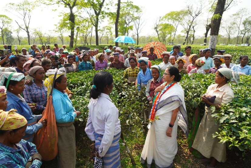 রাস্তায় যেতে যেতে স্কুল পড়ুয়াদের সঙ্গে জনসংযোগ করলেন মমতা বন্দ্যোপাধ্যায়। স্কুল পড়ুয়াদের সঙ্গে কথা বলে তাদের স্কুলে কী পড়ানো হয়, কোন ভাষায় পড়ানো হয় সেইগুলো জেনে নেন তিনি।