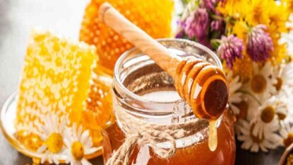 অনেকেই চিনির বদলে মধু খান। অনেকেই চিনির বদলে মধু খান।