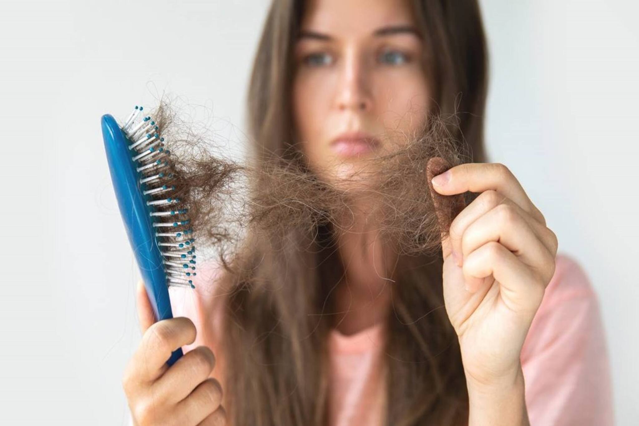 মুঠো-মুঠো চুল উঠছে? কসমেটিক্স-এ কাজ হবে না, জেনে নিন কোন ভিটামিনের অভাবে চুল পড়ে