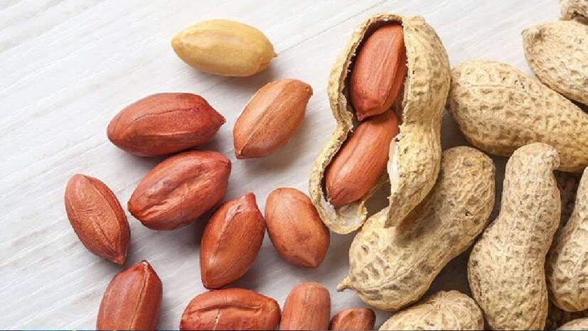 চিনেবাদাম: ১০০ গ্রাম চিনেবাদামে থাকে ৪.৯৩ মিলিগ্রাম ভিটামিন ই। পাশাপাশি ১০০ গ্রাম চিনেবাদামে থাকে ৮.৪ গ্রাম ফাইবার, ২৪.৩৫ গ্রাম প্রোটিন, ৬৩৪ মিলিগ্রাম পোটাশিয়াম, ১৪.৩৫৫ মিলিগ্রাম নায়াসিন।ভিটামিন ই, ফ্যাটি অ্যাসিডে সমৃদ্ধ এই বাদাম ত্বকের আর্দ্রতা বজায় রাখতে সাহায্য করে।
