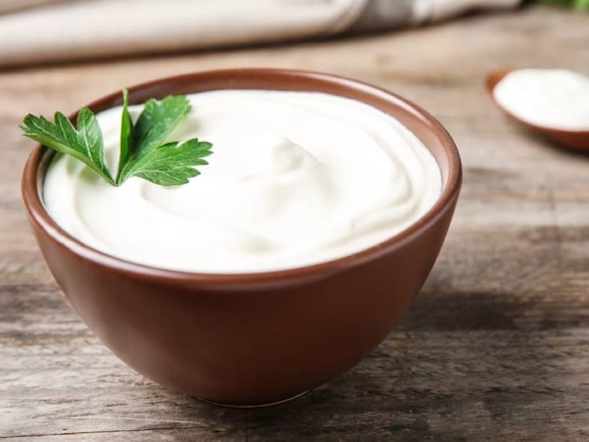 খাওয়ার শেষ পাতে দই খেতে অনেকেই পছন্দ করেন। দই খাওয়ার বেশ কিছু উপকারিতাও আছে। শরীরকে ডিটক্স করতে দইয়ের কার্যকারিতা অপরিসীম। এছাড়া শরীরকে হাইড্রেটেড রাখে ও শক্তি জোগায়। ওজন কমানোর ক্ষেত্রেও দই খাওয়া হয়। কিন্তু দইয়ের সঙ্গে কয়েকটি খাবার মিশিয়ে খেলে তা মোটেই ভালো ফল দেয় না। দেখে নেওয়া যাক দইয়ের সঙ্গে কী কী খাবার মেশাবেন না। খাওয়ার শেষ পাতে দই খেতে অনেকেই পছন্দ করেন। দই খাওয়ার বেশ কিছু উপকারিতাও আছে। শরীরকে ডিটক্স করতে দইয়ের কার্যকারিতা অপরিসীম। এছাড়া শরীরকে হাইড্রেটেড রাখে ও শক্তি জোগায়। ওজন কমানোর ক্ষেত্রেও দই খাওয়া হয়। কিন্তু দইয়ের সঙ্গে কয়েকটি খাবার মিশিয়ে খেলে তা মোটেই ভালো ফল দেয় না। দেখে নেওয়া যাক দইয়ের সঙ্গে কী কী খাবার মেশাবেন না।