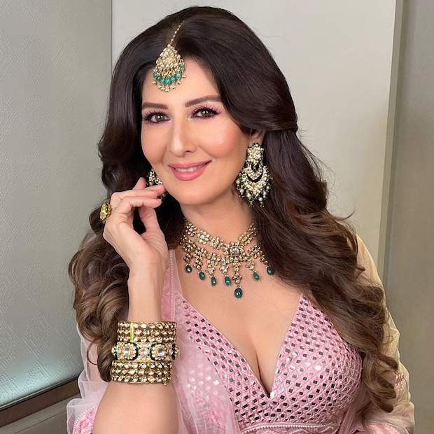 এখন বলিউড থেকে অনেক দূরে তিনি। তাঁকে আর প্রায় দেখা যায় না বললেই চলে। সঙ্গীতা বিজলানিকে অবশ্য অনেকেই এখনও ভোলেননি। 