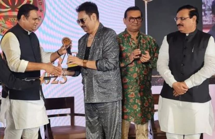 আইআইইএএফএ-এর বেস্ট প্লেব্যাক সিঙ্গার অ্যাওয়ার্ডও পেয়েছেন সকলের প্রিয় শানুদা ৷ আজ দেশের জনপ্রিয় সঙ্গীত শিল্পীর তালিকায় বারেবারে তাঁর নাম উঠে আসে ৷ ফাইল ছবি ৷