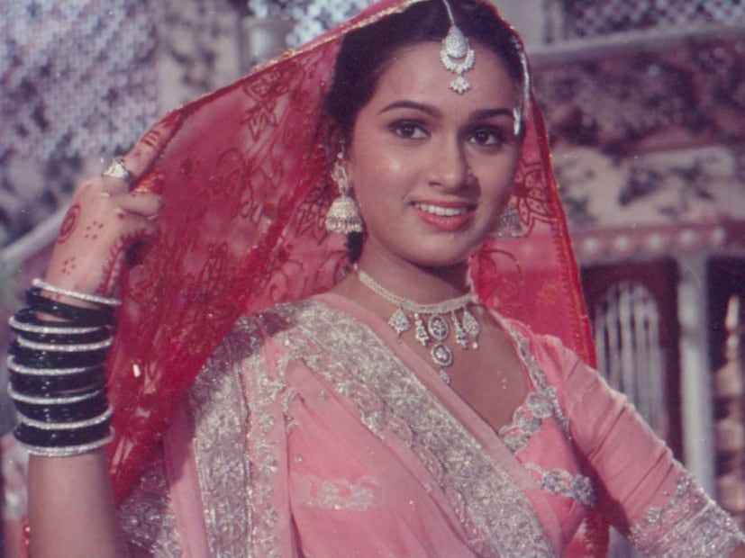 কিন্তু তাঁর জীবন অত্যন্ত সহজ সরল ছিলনা ৷ ছোটবেলা থেকে অভিনয় নয় গান বাজনায় বিশেষ নজর ছিল ৷ ফাইল ছবি ৷