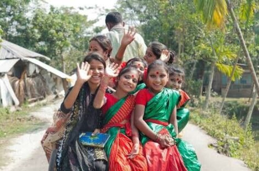 পয়লা এপ্রিল থেকেই এই বর্ধিত টাকা পাওয়া শুরু হয়েছে। তবে ব্যাঙ্ক বন্ধ থাকায় একদিন পরে অর্থাৎ ২ রা এপ্রিল থেকেই টাকা ঢুকতে শুরু করেছে প্রকল্পের সুবিধাভোগী মহিলাদের ব্যাঙ্ক অ্যাকাউন্টে।