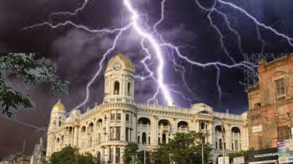 তীব্র শব্দে কেঁপে উঠল ধর্মতলা! ভেঙে পড়ল বহুতলের পিলার, বাজ পড়ে বড় কাণ্ড কলকাতায় তীব্র শব্দে কেঁপে উঠল ধর্মতলা! ভেঙে পড়ল বহুতলের পিলার, বাজ পড়ে বড় কাণ্ড কলকাতায়