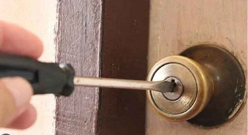সে সময় বাইরে থেকে তালার মিস্ত্রি ডেকে তবেই তালা খুলতে হয়। নয়তো ভাঙতে হয় তালা! তবে আপনি কী জানেন এই সহজ উপায় জানা থাকলে ঝট করে খুলতে পারবেন তালা!  photo source collected 