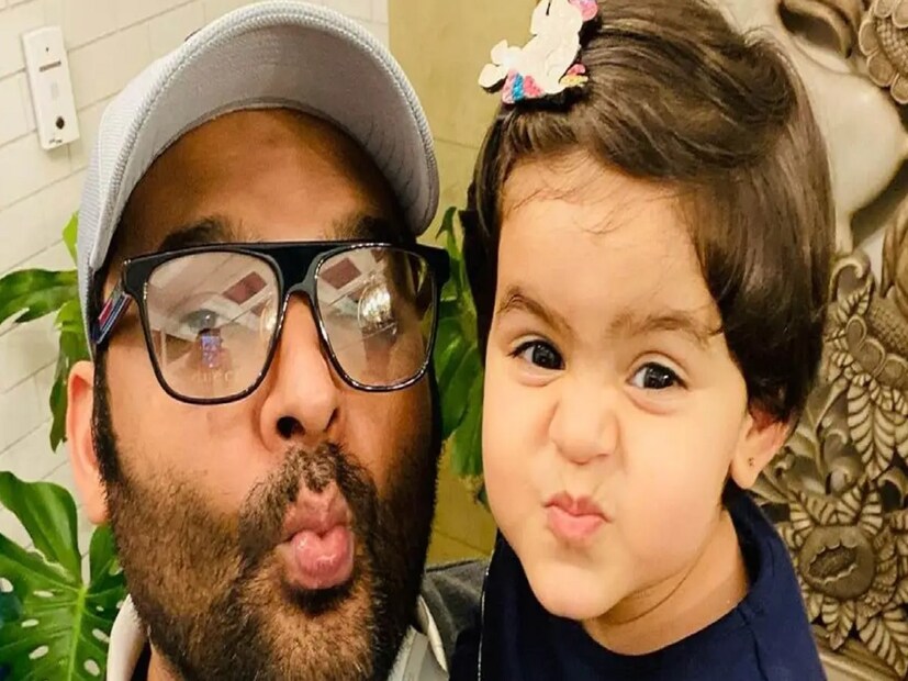 সম্প্রতি তাঁর কাছে জানতে চাওয়া হয়, তিনি কি সত্যি ৩০০ কোটির অধিকারী? নির্দ্বিধায় জবাব দিলেন কপিল। ‘দ্য গ্রেট ইন্ডিয়ান লাফটার চ্যালেঞ্জ সিজন ৩’ জেতার পর রাতারাতি খ্যাতি অর্জন করেন কপিল। 