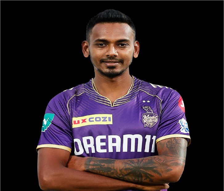 স্টার্কের বদলে খেলবেন দুষ্যমন্ত চামিরা৷ এদিন টসে জিতে পঞ্জাব কিংস প্রথমে ফিল্ডিংয়ের সিদ্ধান্ত নিয়েছে৷ কেকেআর অধিনায়ক শ্রেয়স আইয়ার জানিয়েছেন স্টার্কের আঙুলে হালকা চোট থাকায় এদিন তাঁকে বিশ্রাম দেওয়া হল৷ এদিকে স্টার্কের হাত থেকে চামিরাকে কেকেআর ক্যাপ দেওয়া হয়৷ 