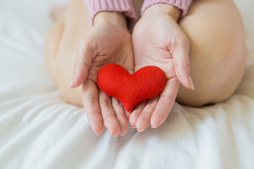 পায়ের মধ্যে এই সঙ্কেত দেখা দিলে ধরেই নিতে হবে কোলেস্টেরল বাড়ছে ৷ পায়ের তলায় ব্যথা যন্ত্রণা, পায়ে ঠান্ডা ঠান্ডা ভাব, পায়ের নখের রং হলুদ হয়ে যাওয়া ৷ প্রতীকী ছবি ৷