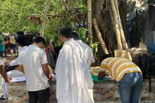 পিতৃবিয়োগের শোক বুকে নিয়ে শহিদ মিনারে চাকরিপ্রার্থী...