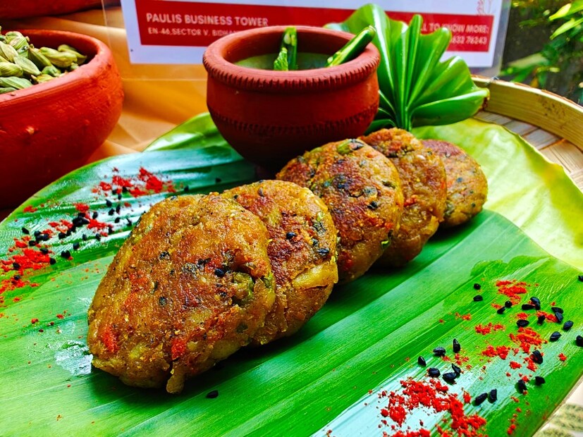 বাঙালি আমিষ বা নন-ভেজ খাবারের তালিকায় থাকতে চলেছে- বেল মোহিতো, কাঁচা আমের ঘোল, নাচোজ ঘুগনি চাট, শেজওয়ান ফুচকা, এগপ্ল্যান্ট ওরলি, থাই ম্যাঙ্গো স্যালাড, ভাজা মৌরলা মাছ ও বেবি স্পিনাচ স্যালাড, ফ্রায়েড মোচা রাভিওলি, এঁচোড়ের কাটলেট, চিংড়ি মাছের শিক কাবাব, চিকেন পাটিসাপটা, ছানার রেজালা, স্টাফড তন্দুরি আলুর দম, কাজু কিশমিশ ছোলার ডাল, বেকড সর্ষে পমফ্রেট, ঢাকাই পোড়া মাংস অথবা কাঁচা লঙ্কা মুরগি, বেলপেপার বাসন্তী পোলাও, চিজ কচুরি, আমের চাটনি, পাঁপড় ভাজা এবং চিংড়ি মাছের পাঁপড়। আর মিষ্টিমুখে থাকছে নলেন গুড় চিজ কেক প্ল্যাটার। মোট ১২ কোর্সের এই ব্যুফের খরচ পড়বে মাত্র ৮৯৯ টাকা। 
