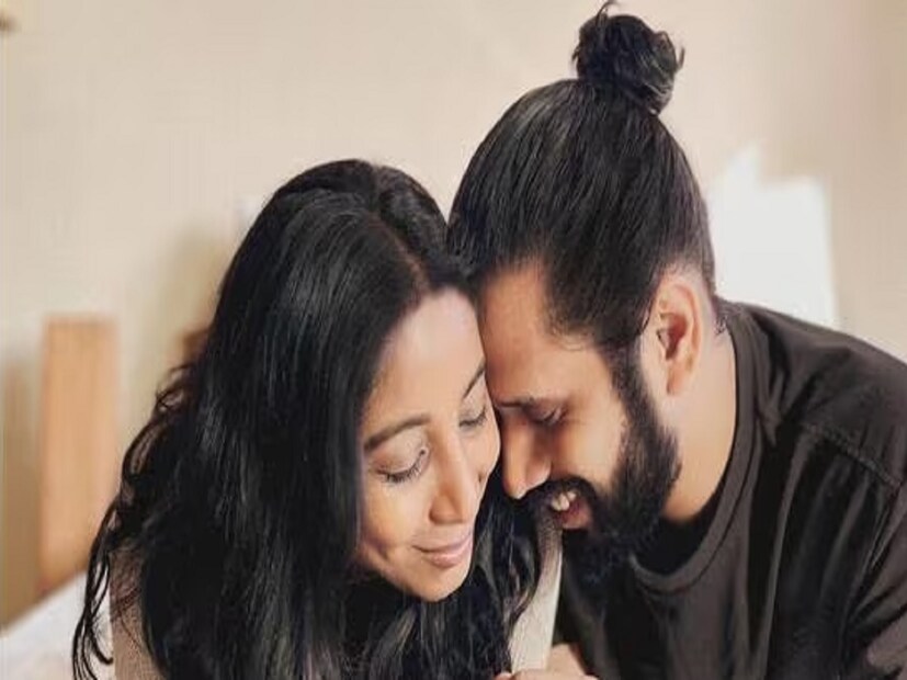 রীতেশের সঙ্গে কোথায় দেখা? কীভাবে প্রেম শিল্পার? একটি সাক্ষাৎকারে শিল্পা জানিয়েছিলেন, সঙ্গীত পরিচালক প্রীতমের সঙ্গে কোনও একটি কাজে গিয়ে বিয়ের প্রায় তিন বছর আগে শিল্পা ও রীতেশের পরিচয়। 