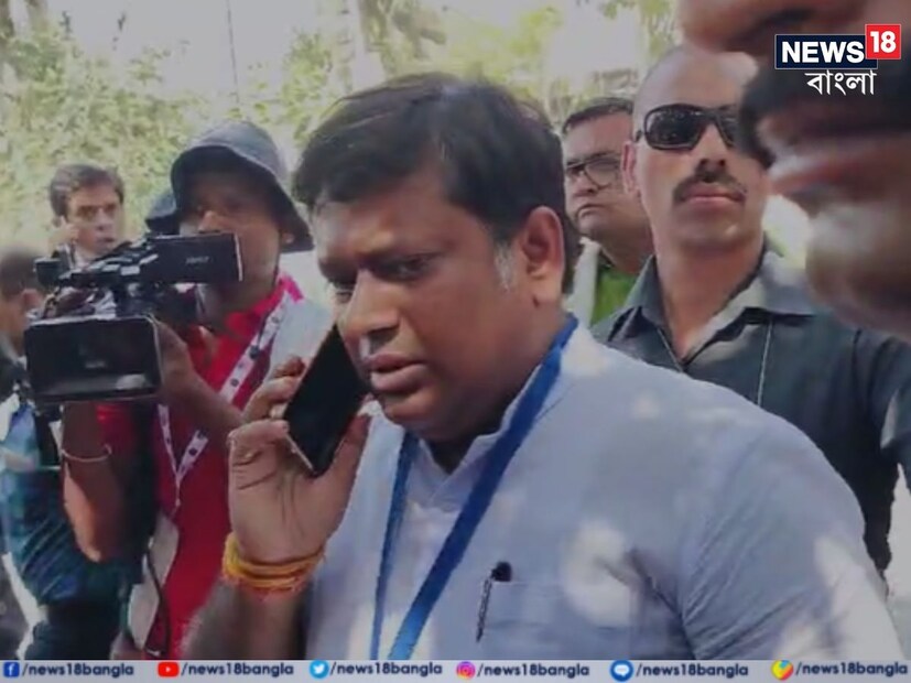 সুকান্তর দাবি, বুথ দখল করতে এসেছিল তৃণমূলের একাধিক কর্মী। সেই সময় পুলিশও সাহায্য করছিল বলে দাবি বিজেপি প্রার্থীর। 