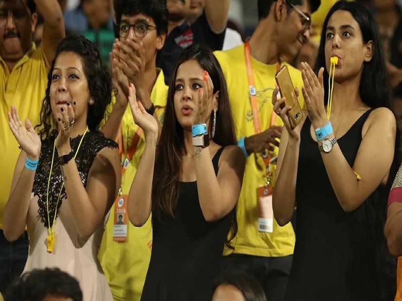 এক সাক্ষাৎকারের সাক্ষী বলেছিলেন, 'খুব সাধারণ দেখতে একটা ছেলে। পাশ দিয়ে পেরিয়ে গেলেও কেউ হয়তো তাকাবে না। আমার কমন বন্ধুর মাধ্যমে আলাপ করি। ততদিনে লম্বা চুল কেটে ফেলেছে। মাকে বলেছিলাম, তোমার পছন্দের ক্রিকেটার চুল কেটে ফেলেছে।' 