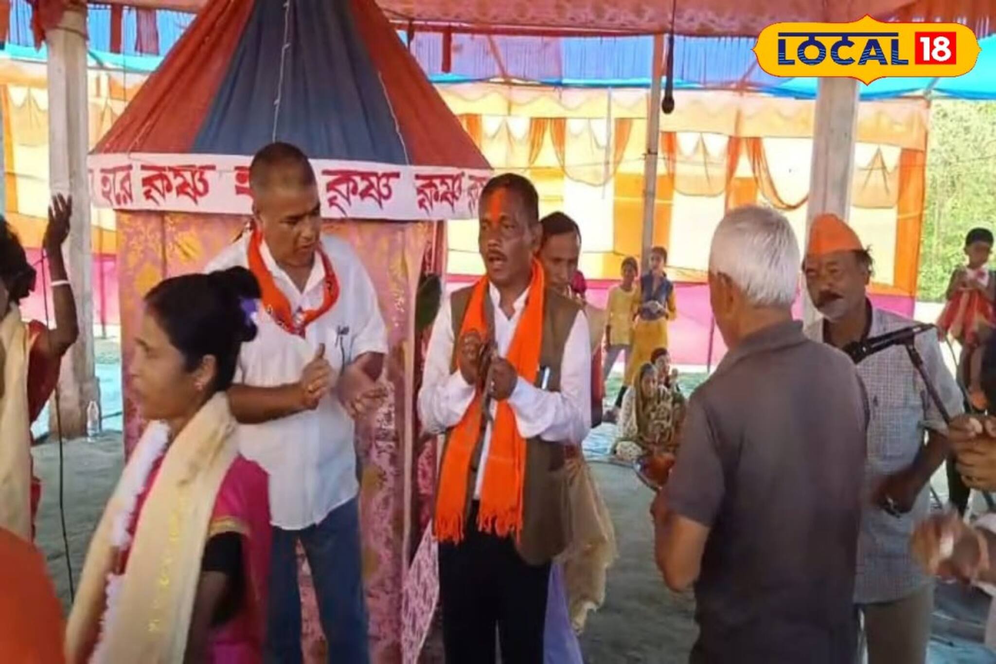 ভোট প্রচারে বেরিয়ে কীর্তন গাইছেন বিজেপি প্রার্থী