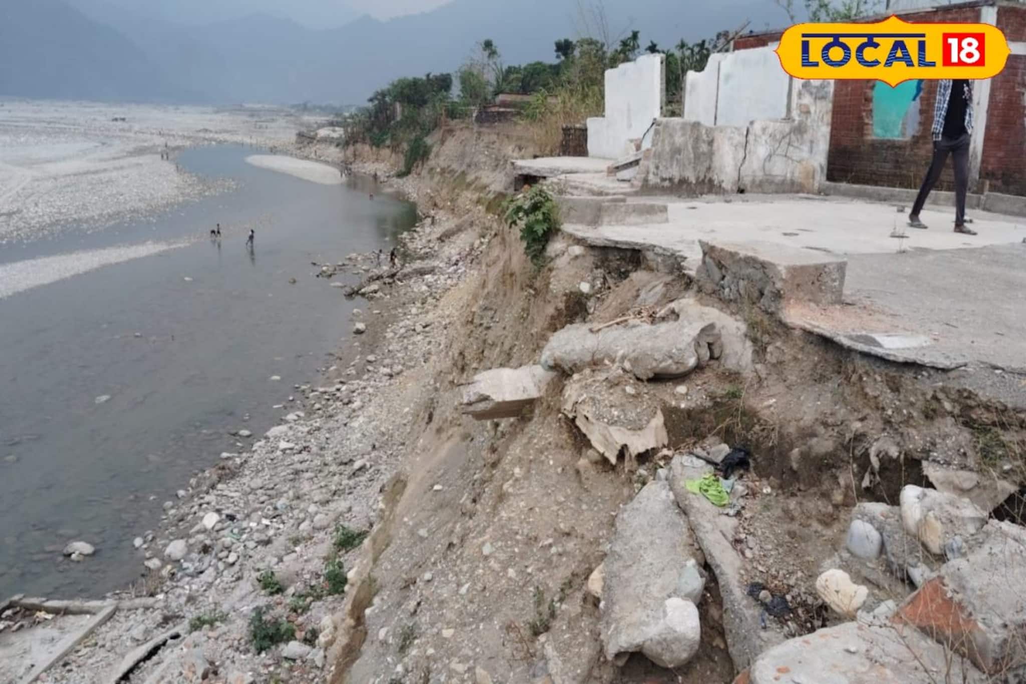 নিজের বাড়ি ছেড়ে ভাড়া বাড়িতে থাকে গোটা গ্রাম!