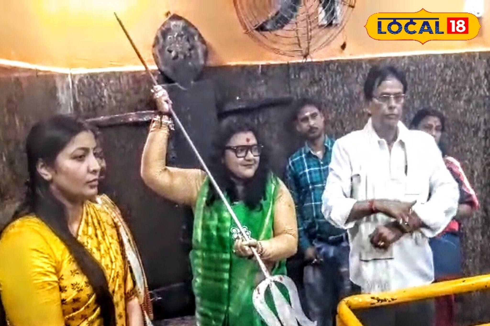 প্রচারে বেরিয়ে মহিষাসুরমর্দির্নী রূপে নাচলেন সুজাতা! তুমুল ভাইরাল ভিডিও, দেখুন