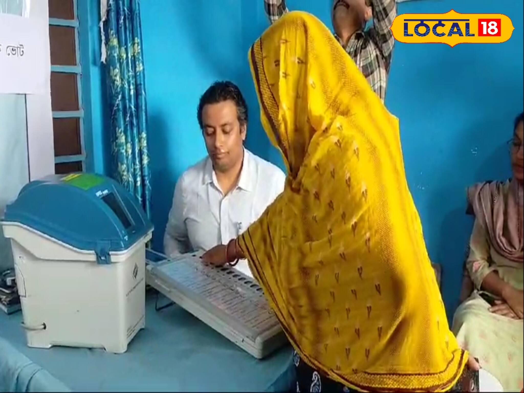 ইভিএমে কীভাবে ভোট দিতে হয়? হাতে-কলমে প্রশিক্ষণ যৌনকর্মীদের