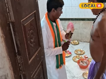 পদ্মফুল হাতে নিয়ে বিজেপি প্রার্থী 