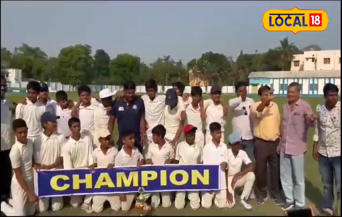 স্কুলে পরীক্ষার মধ্যেই খেলা, আর তাতেই বাজিমাত ছাত্রদের! স্কুলে পরীক্ষার মধ্যেই খেলা, আর তাতেই বাজিমাত ছাত্রদের!