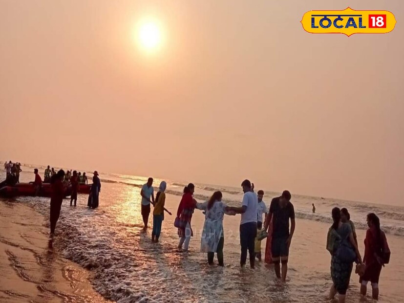 অন্যদিকে উত্তরবঙ্গে এদিনও ঝড় বৃষ্টির পূর্বাভাস দিয়েছে হাওয়া অফিস। পার্বত্য অঞ্চল গুলিতে শিলাবৃষ্টি সহ ঝড়ো হাওয়া বইবে। উইকেন্ডে রাজ্যজুড়ে ঝড় বৃষ্টির সম্ভাবনা।