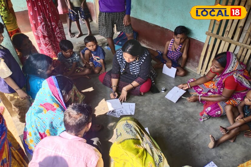 ব্যাগ,গহনা এবং ঘর সাজানোর জিনিস তৈরি করতে এগিয়ে এসেছেন গ্রামের মহিলা শিল্পীরা। কাজ শিখছে শিশুরাও
