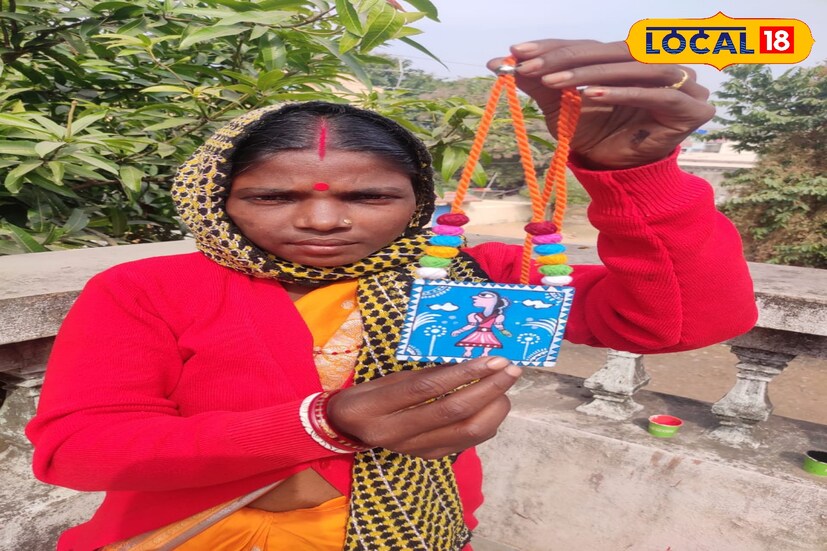 বাঁকুড়ার শুশুনিয়ার ভরতপুরের মহিলা পট চিত্রশিল্পীরা তৈরি করছেন পটের গয়না। 