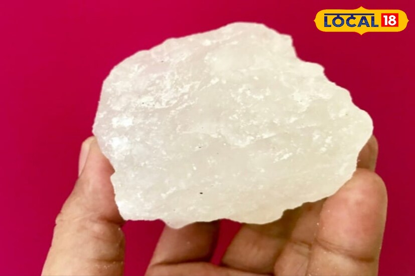 ফিটকিরি খুব দক্ষতার সঙ্গে পা ফাটা আরোগ্য করতে পারে। পায়ের মরা চামড়া দূর করে পা-কে নরম ও মসৃণ করে তোলে। পায়ের ফাটা ও রুক্ষভাব দূর করতে ফিটকিরি বেশ উপকারী। তথ্য - সুস্মিতা গোস্বামী