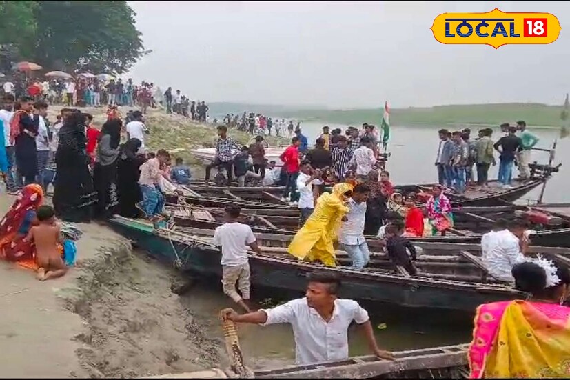 তবে বাংলাদেশ ও ভারতের সীমান্তে দাঁড়িয়ে হাত নাড়িয়ে ইশারায় কথাও বলতে দেখা যায় দুই দেশের মানুষকে।শুধু কি তাই, ঠিক এখানে এসে মানুষ নৌকায় চেপে নদী হয়ে বাংলাদেশের সীমান্তে ঘুরে বেড়ানোর অপূর্ব দৃশ্য দেখা যায় সীমান্তবর্তী এলাকাতে।